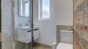 House | Bathroom | Shower, hair dryer, towels