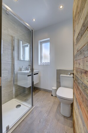 Rumah | Kamar mandi | Shower, pengering rambut,  dan handuk