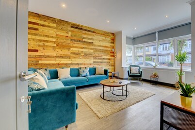 The Cedars,family,contractors, Close to London B