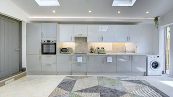 House | Private kitchen | Fridge, microwave, oven, stovetop