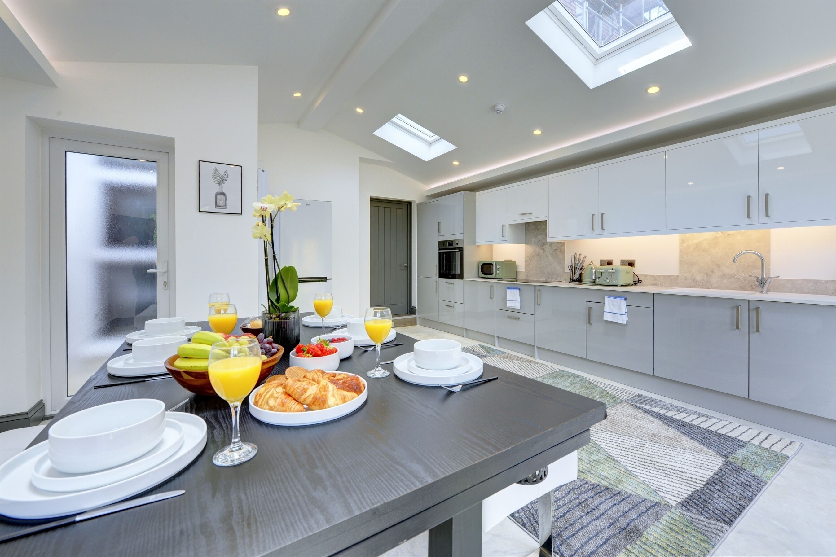 House | Private kitchen | Fridge, microwave, oven, stovetop