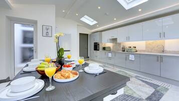 House | Private kitchen | Fridge, microwave, oven, stovetop