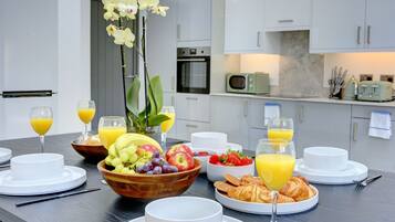 House | Private kitchen | Fridge, microwave, oven, stovetop