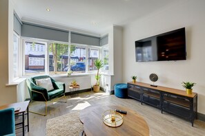 House | Living area - The Cedars,family,contractors, Close to London B (Croydon)