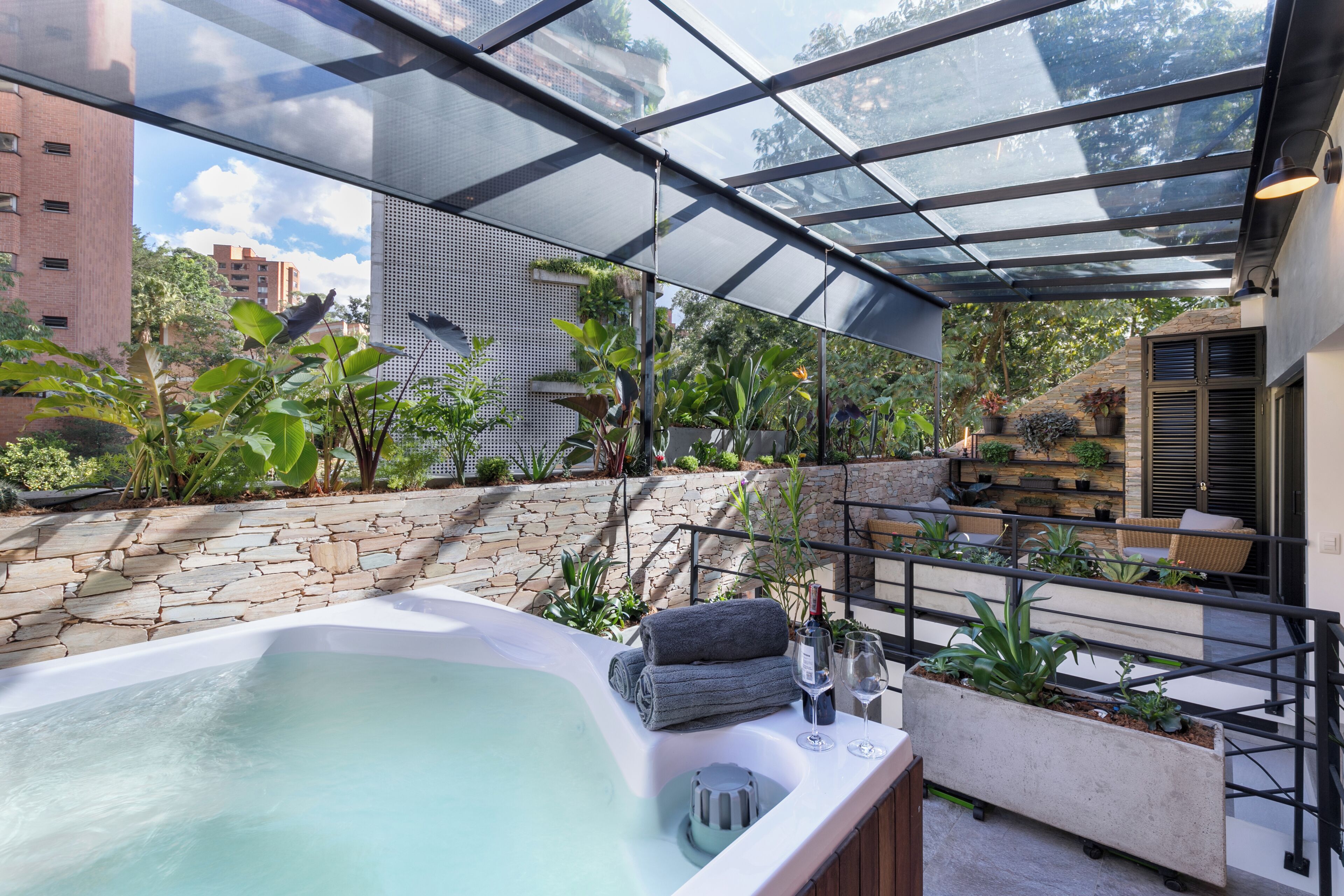 Tina de hidromasaje al aire libre