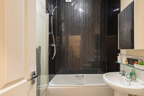 Badewanne, Haartrockner, Handtücher