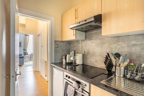 Réfrigérateur, four à micro-ondes, un four, surface de cuisson