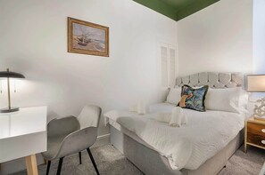1 slaapkamer, een strijkplank/strijkijzer, wifi, beddengoed
