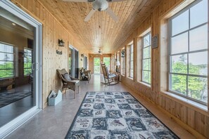 Interior - Eagle Bay - Waterfront w/ sauna, hot tub and boat slip (Tobermory)