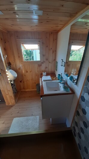Dusj, hårføner, håndklær og såpe