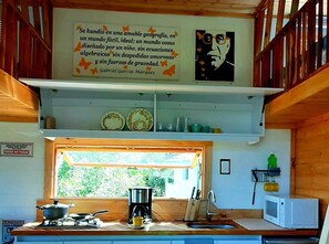 Microondas y cafetera y tetera