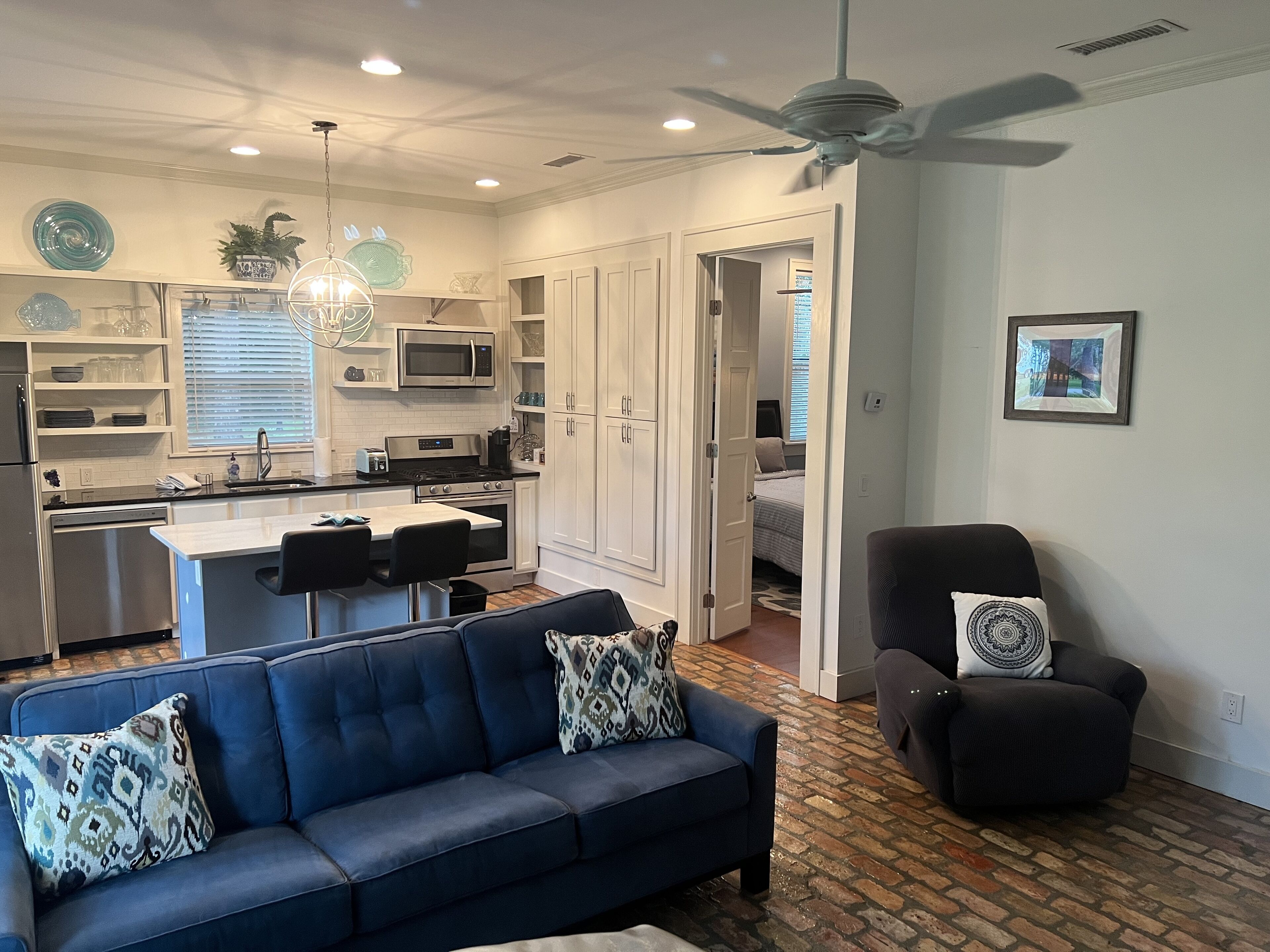 Private guest apartment minutes from beach