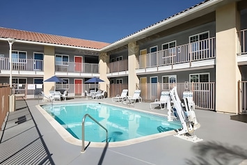 Large swimming pool, bring the kids and jump right in!