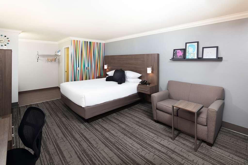 Relax and Unwind in Signature Temecula! Free Parking, Pool, Near Garage Brewing