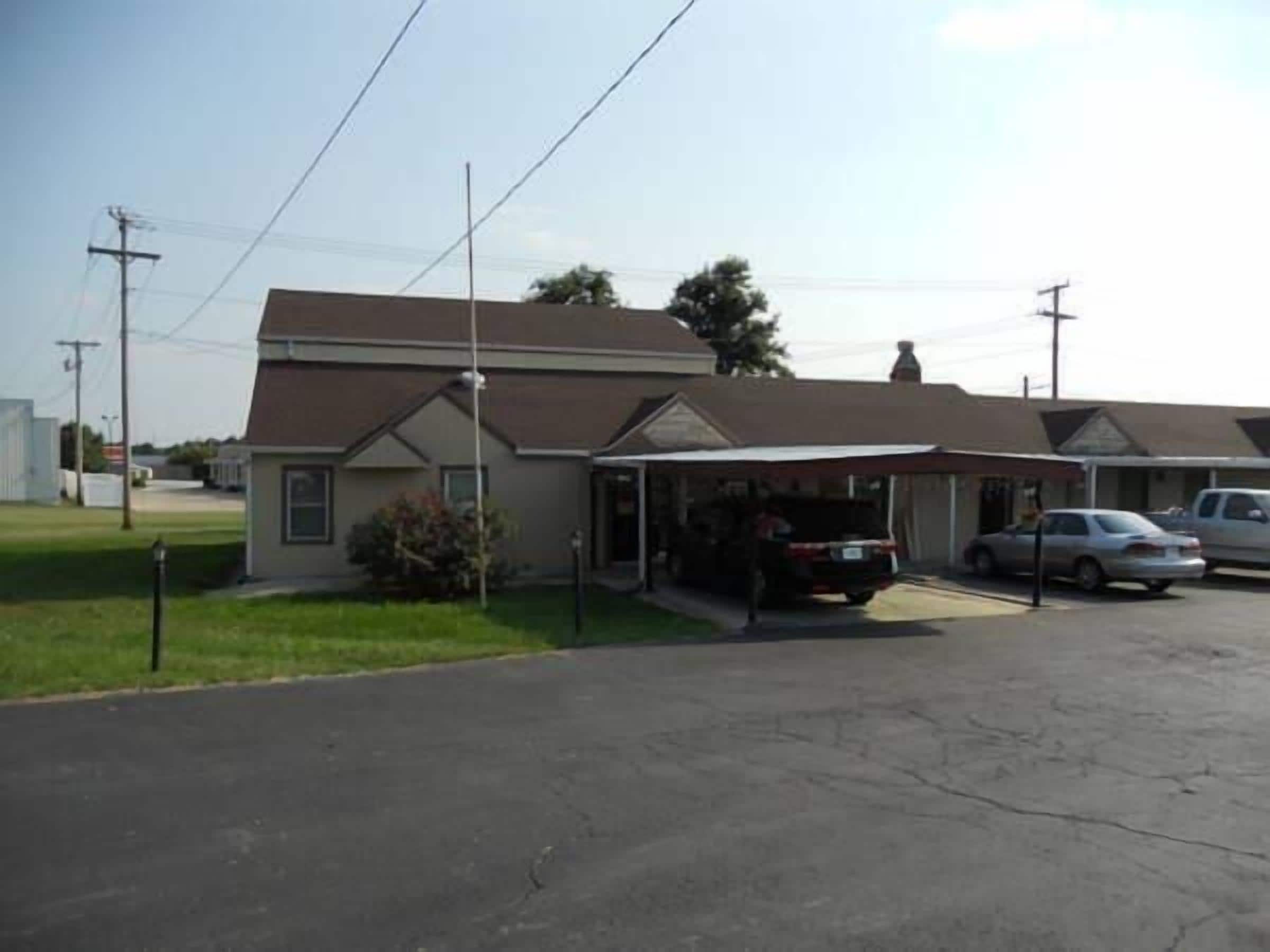 Comfortable Countryside Stay at Knights Inn Harrisonville! Free Parking