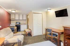 Een televisie en een tafeltennistafel