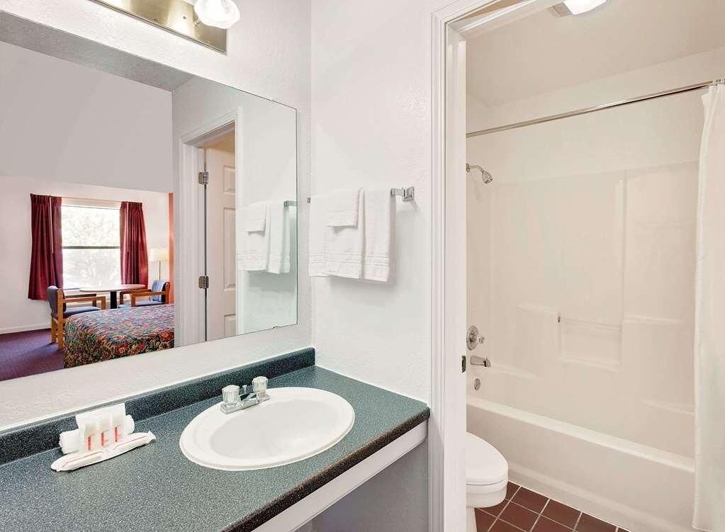 BudgetFriendly Stay at Knights Inn Muskogee! 4 Comfortable Units, Free