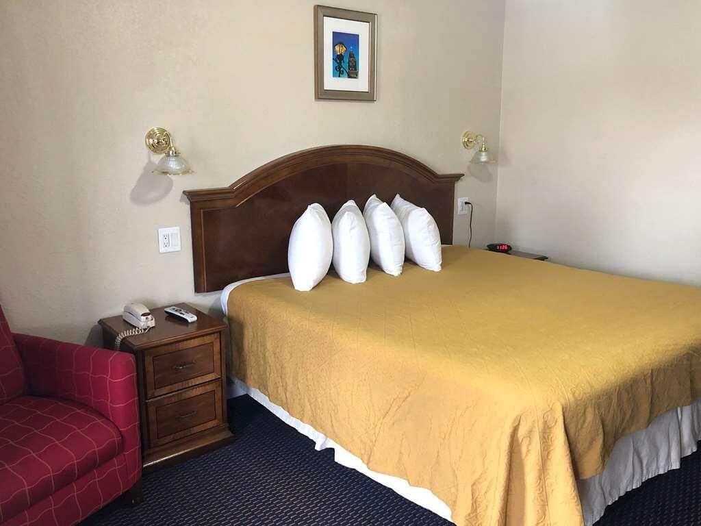 Comfort Meets Affordability in Knights Inn Harrisonville! Pet-friendly Property
