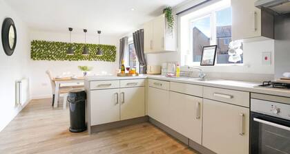 Detached House • Free Parking • FastWifi • SmartTV