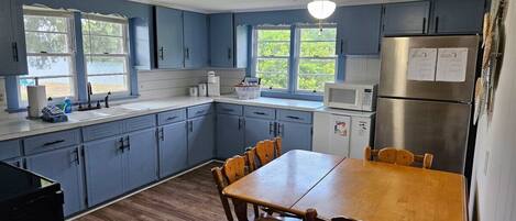 Køleskab, mikrobølgeovn, ovn, kogeplade