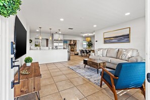 Smart TV, books, printers - 🌞CLEAN / Beautiful Kitchen / POOL / CLOSE TO BEACHES ⛱️ (Seminole)