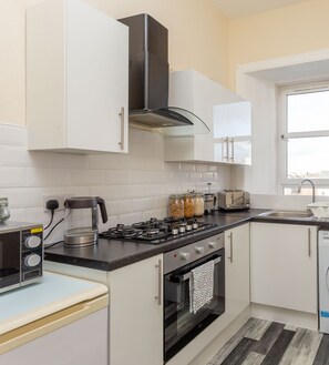 Réfrigérateur, four à micro-ondes, un four, cafetière-théière