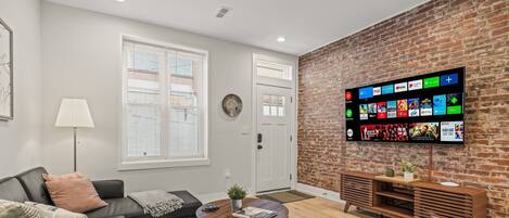 تلفزيون ذكي، ألعاب فيديو، كُتُب، مكتب