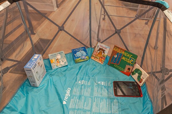 Una carpa con una lona azul, un Vtech Vibe y varios libros, incluyendo 'Goodnight Modoc'.
