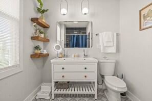 Tina, amenidades de baño ecológicas, secadora de cabello, toallas 