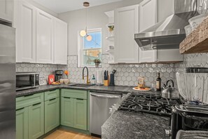 Réfrigérateur, four à micro-ondes, un four, surface de cuisson