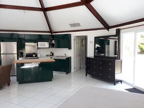 Classic Cottage | 1 bedroom, hypo-allergenic bedding, memory foam beds - Sugarplum (Nassau)