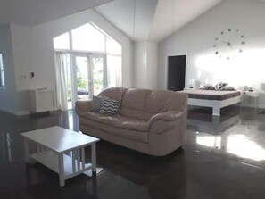 Departamento de lujo | Área de sala de estar | Televisión LED, Netflix, computadora y juguetes