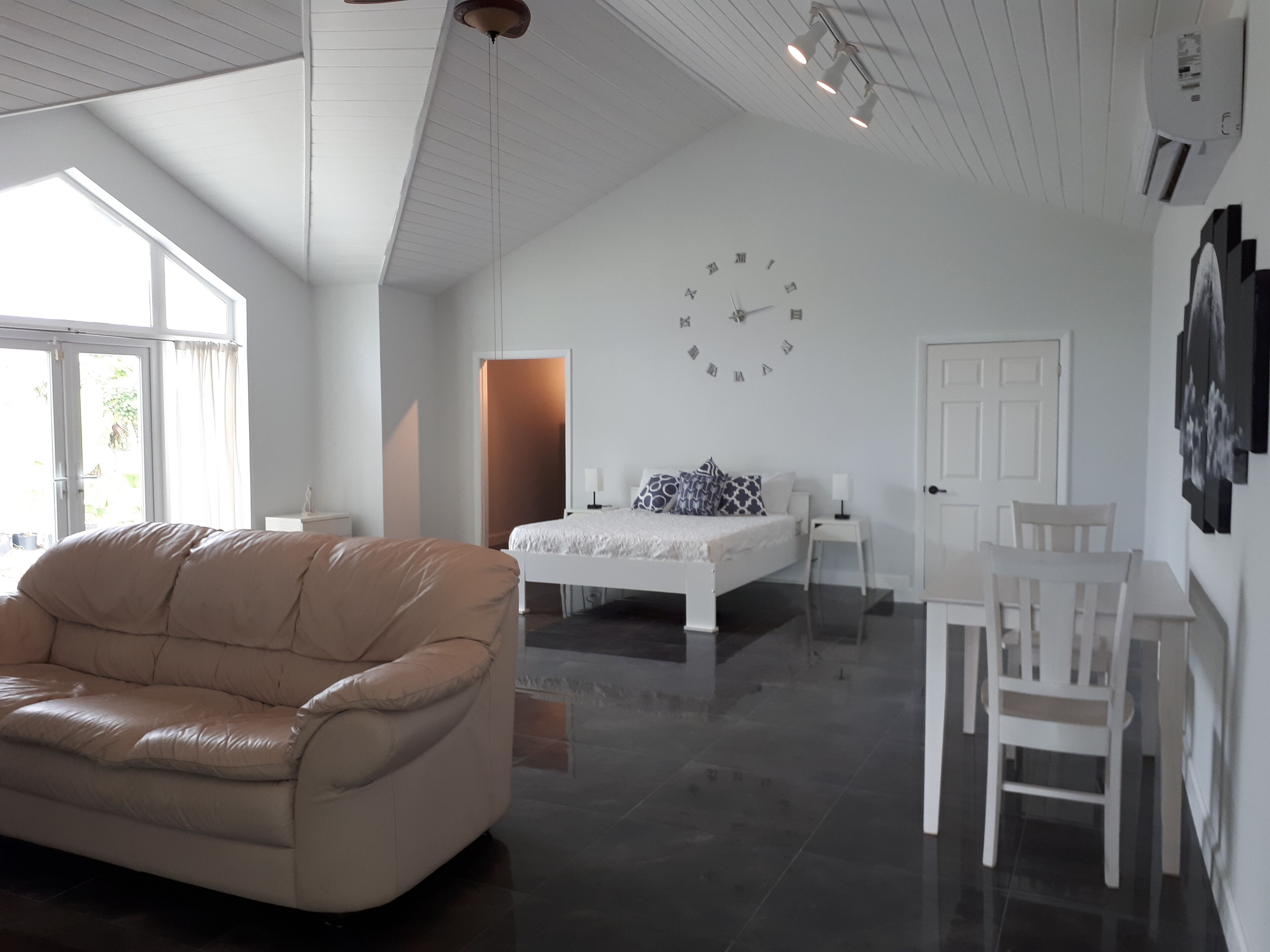 Luxury Apartment | Living area | 55-inch LED TV with digital channels, TV, Netflix