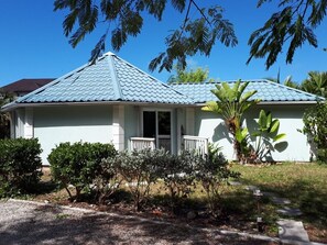 Classic Cottage | 1 bedroom, hypo-allergenic bedding, memory foam beds - Sugarplum (Nassau)