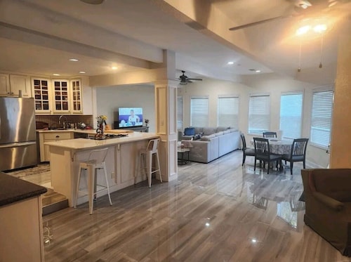 Cheerful 3 bedrooms house with a pool -1 mn from Nasa - 5 -6  PEOPLE MAX