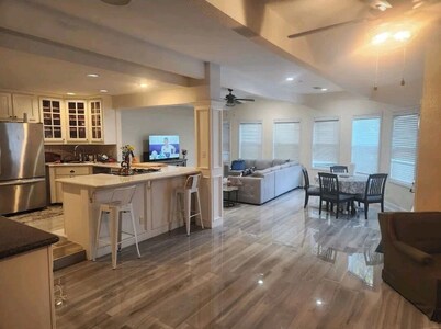 Cheerful 3 bedrooms house with a pool -1 mn from Nasa - 5 -6  PEOPLE MAX