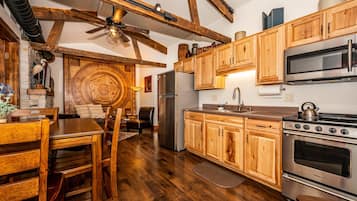 Jääkaappi, mikroaaltouuni, uuni, liesi