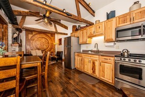 ثلاجة، ميكروويف، فرن، موقد طهي مسطح