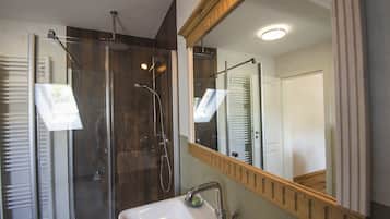 Dusche, Haartrockner, Handtücher, Seife