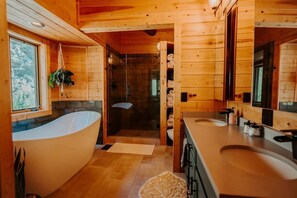 Kostenlose Toilettenartikel, Haartrockner, Handtücher