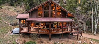 Classic Log Cabin near Rocky Mt Nat'l Park and Ski