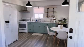 KĂŒhlschrank, Mikrowelle, Ofen, Herdplatte