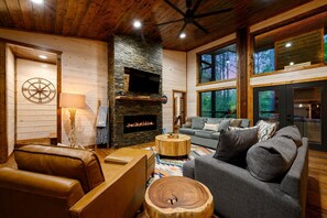 Smart TV, caminetto, videogiochi