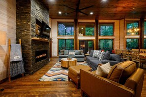 Smart TV, chimenea, videojuegos