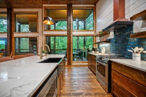 Fridge, microwave, oven, stovetop - Cozy Nights Cabin Luxury and Location (Broken Bow)