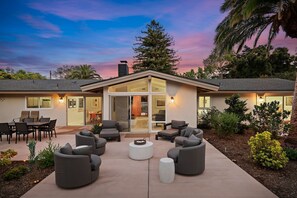 Outdoor dining - Mid-Century Swag, Private Yard and Orchard (Santa Barbara)