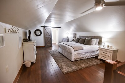 Cozy 3BR/2BA remodeled bath / park view and yard games!
Discounts given here. 