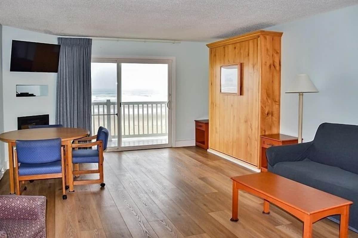 Condo famĆlia, 1 quarto, vista para o oceano, de frente para o oceano | Ćrea de estar | Smart TV 40 polegadas com canais digitais, DVD player, livros