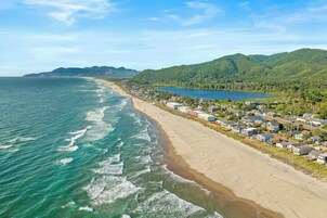 Fachada da propriedade à noite