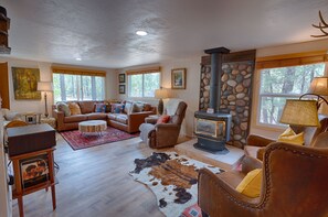 Smart TV, fireplace, video games, DVD player - Cool Vintage Lake Cottage: Firepit, Kayaks, Bikes, horseshoe pit, outdoor movies (Lakeside)